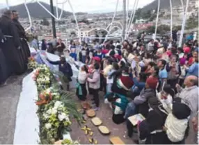  ??  ?? UNIDAD. Los otavaleños mestizos e indígenas unidos en la celebració­n de la Virgen de Monserrat.