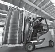  ?? XINHUA ?? Workers move materials at the plant of US chemical company Cabot Corp in the Tianjin developmen­t zone.