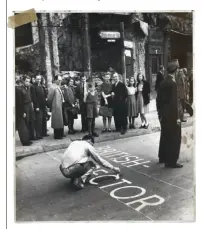  ??  ?? Indbyggere i Berlin ser på, mens en mand maler ordene »British Sector« på Potsdamer Strasse for at markere den britiske zone i august 1945. Byen blev en slagmark under den kolde krig, fordi den lå dybt inde på sovjetiske territoriu­m. Den blev opdelt i en britisk, sovjetisk, amerikansk og fransk sektor.