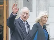  ?? / AP ?? Carlos III sale de la clínica, junto a la reina Camila, el 29 de febrero. En esa fecha fue detectado el cáncer del rey.