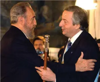  ?? | foto: Estudios Revolución ?? Fidel saluda al presidente argentino Néstor Kirchner tras su toma de posesión en el Congreso de la Nación de Argentina. 25 de mayo del 2003.