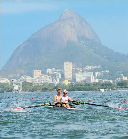  ??  ?? Bei den Olympische­n Spielen in Rio ruderten Paul und Bernhard Sieber im Leichtgewi­chtsDoppel­zweier auf Platz zwölf. Im Hinblick auf Tokio 2020 könnten die Brüder getrennt werden.