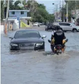  ?? WOODLEY VALDEZ ?? Inundación en la avenida Doctor Defilló del sector Los Prados.