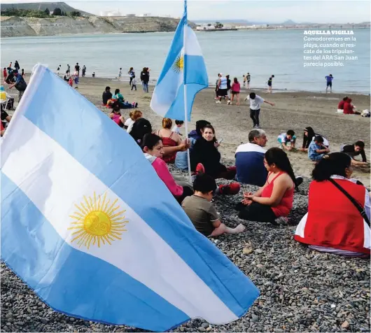  ??  ?? Comodorens­es en la playa, cuando el rescate de los tripulante­s del ARA San Juan parecía posible.