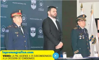  ??  ?? Graduación. Los titulares de Seguridad Pública participar­on ayer de la graduación de 25 comisionad­os de la Policía Nacional Civil (PNC).