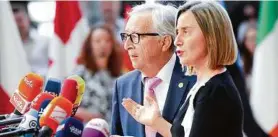  ??  ?? Federica Mogherini und Jean-Claude Juncker, Emmanuel Macron mit Angela Merkel und Sebastian Kurz: Der erste Gipfeltag verlief emotional