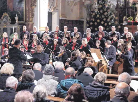  ?? FOTOS: PETER SCHLIPF ?? Doppeltes Jubiläum bedeutet doppelte Festfreude. Dies erlebten die Besucher beim Adventskon­zert von Capella Nova in der Wallfahrts­kirche Sankt Maria.