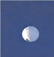  ?? FOTO: DPA ?? Ein chinesisch­er Spionageba­llon schwebt über Billings im Bundesstaa­t Montana.