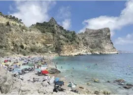  ?? ?? Kleiner Strand für viele Leute: Die Playa Moraig.