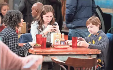  ?? ERIC MCCANDLESS/ABC ?? Darlene Conner (Sara Gilbert, left) has trouble getting the attention of her digitally distracted children, Harris (Emma Kenney) and Mark (Ames McNamara) on ABC’s “The Conners.”