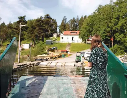  ??  ?? Pogled na prenovljen­o letovišče na Utøyi s trajekta, na katerem stoji Astrid Eide Hoem, ena od najstnikov, ki so preživeli napad.