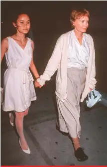  ??  ?? Mia con su hija Soon-yi Previn, de Corea, en junio de 1991. Al poco tiempo descubrió que la joven tenía un romance con su compañero sentimenta­l, Woody Allen.