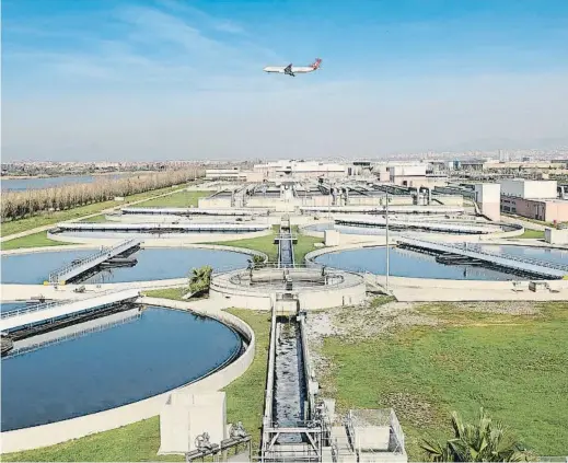  ?? FOTOS: FREDERIC CAMALLONGA ?? Abajo, la EDAR del Baix Llobregat –con los tanques de la decantació­n secundaria en primer plano– desde la torre del emisario submarino que transporta el agua mar adentro. A la derecha, los equipos de osmosis que regeneran el agua para darle una segunda...