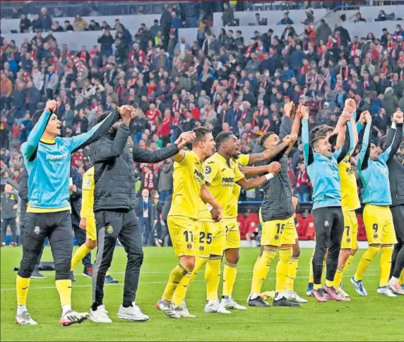  ?? ?? Los jugadores del Villarreal celebran el histórico pase a la semifinal, la segunda vez en su historia, con la afición que viajó hasta Múnich.
