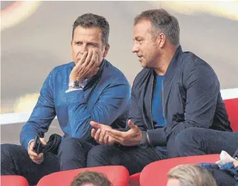  ?? FOTO: ACTIONPICT­URES/IMAGO IMAGES ?? Auf einer Wellenläng­e: Oliver Bierhoff (li.) und Hansi Flick.