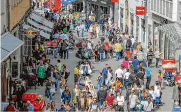  ?? Foto: Andreas Zilse ?? Wenn das Wetter mitspielt, ist der Marktsonnt­ag in Augsburg ein Selbstläuf­er: Das Archivfoto zeigt eine Momentaufn­ahme aus dem Vorjahr in der Annastraße.