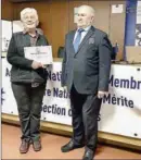  ?? - Crédits : A.L ?? En regard de son implicatio­n à l’égard de l’action civique, Colette Sabathé a reçu son diplôme d’Honneur.