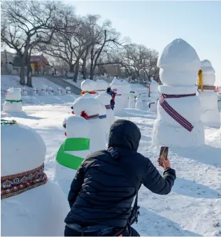  ??  ?? A row of snowmen standing along the banks of the Songhua River, Daoli District, Harbin City.