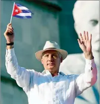  ??  ?? PROTESTAS. Miles de cubanos salieron a las calles en La Habana a protestar contra el régimen. El presidente DíazCanel instó a los "verdaderos revolucion­arios" a hacerles frente, y hubo decenas de detenidos.