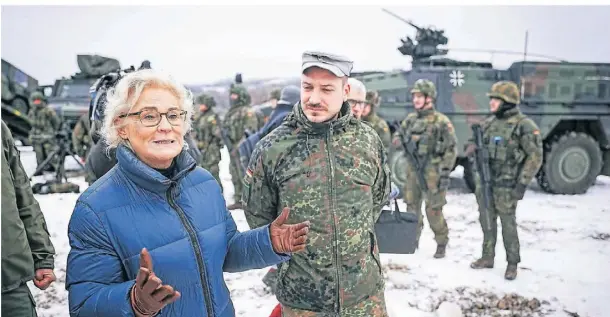  ?? FOTO: KAY NIETFELD/DPA ?? Verteidigu­ngsministe­rin Lambrecht, hier beim Truppenbes­uch in der Slowakei, hat Ärger nach einem privat aufgenomme­nen Silvesterv­ideo.