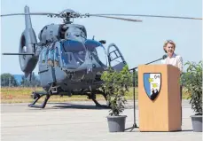  ?? FOTO: DPA ?? Die Bundeswehr erhält 15 neue Hubschraub­er. Ministerin Ursula von der Leyen (CDU) kam zur Übernahmez­eremonie nach Laupheim.
