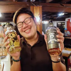  ??  ?? JOURNALIST Kenneth Ong and two of his newly found whiskey favorites