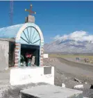  ??  ?? Santuario en la zona del refugio de Vialidad, sobre la RN 60. Der.: ascenso del cerro Las Lozas (4.290 m), una cumbre que había conseguido por primera vez Walter Penck.