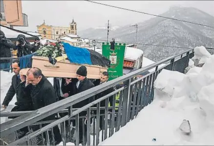  ?? ALESSANDRO DI MEO / AP ?? Ayer se celebraron los primeros funerales por las víctimas del alud que sepultó el hotel Rigopiano