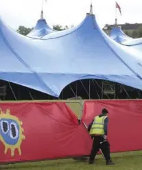  ?? ?? Work gets underway for Primal Scream, and right, Calvin Harris