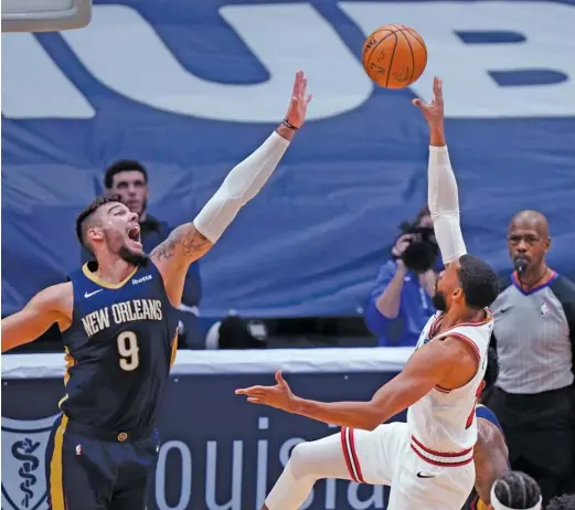  ?? GERALD HERBERT/AP ?? Garrett Temple, who had eight points, shoots while being guarded by Pelicans center Willy Hernangome­z in the first half Wednesday in New Orleans.