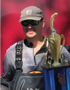  ?? (Special to The Commercial/UAM College of Forestry, Agricultur­e and Natural Resources) ?? Ryan Handly holds the B.A.S.S. Pro Series Arkansas State Collegiate Championsh­ip trophy.