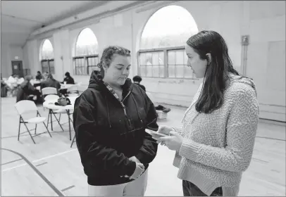  ?? [ADAM CAIRNS/DISPATCH] ?? Volunteer Stephanie Smith, right, surveys Kaitlyn Roberts while breakfast was being served during the Community Shelter Board’s annual homeless count.