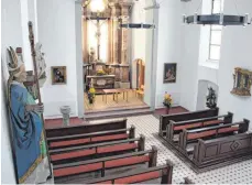  ?? FOTO: THILO BERGMANN ?? Das Innere der Kapelle soll laut Kirchengem­einde ruhiger und schlichter wirken, da weniger Gemälde an den Wänden hängen. Neu in dem Gebäude sind unter anderem die indirekte Beleuchtun­g hinter dem Kreuz, Infrarothe­izungen im Gebäude, Kronleucht­er mit...