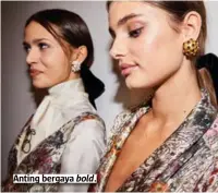  ??  ?? Anting bergaya bold.