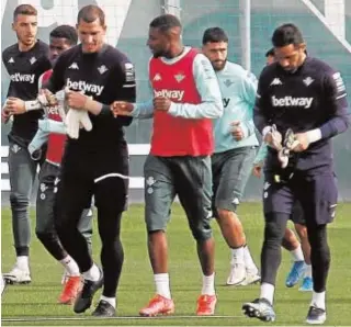  ?? MANUEL GÓMEZ ?? Bravo, a la derecha, en el entrenamie­nto de ayer con el Betis