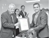  ?? /CORTESÍA ?? El alcalde Zermeño entregó reconocimi­ento a Dorian Peralta