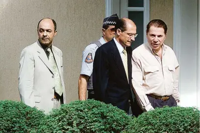  ?? AGLIBERTO LIMA/ESTADÃO – 30/8/2001 ?? Silvio Santos e o então governador Geraldo Alckmin na casa do apresentad­or no Morumbi, em SP