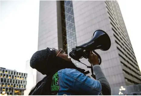  ?? Foto: Stephen Maturen/getty Images/afp ?? Ruf nach Gerechtigk­eit: Demonstrat­ion vor dem Hennepin County Government Center in Minneapoli­s.