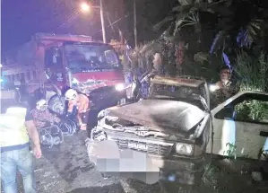  ??  ?? ANGGOTA bomba semasa melakukan operasi mengeluark­an mangsa tersepit.