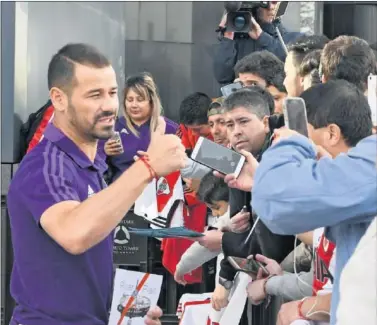  ??  ?? ANTES DE PARTIR. Rodrigo Mora, en el hotel Mirasierra firmando autógrafos a la salida de River.