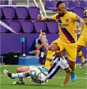  ?? — AFP ?? Coming through: Vidal dribbling past Real Valladolid’s Javi Sanchez. The Barcelona midfielder scored the only goal in the match.