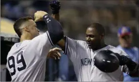  ?? BEN MARGOT — THE ASSOCIATED PRESS ?? New York Yankees’ Chris Carter, right, is congratula­ted by Aaron Judge (99) after hitting a home run against the Oakland Athletics during the eighth inning of a baseball game Thursday in Oakland.