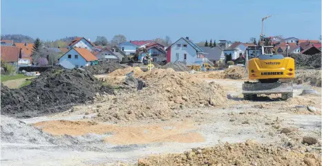  ?? FOTO: SUSANNE GRIMM ?? Im Unteren Brühl, dem neuen Baugebiet, sind die Bagger zugange.