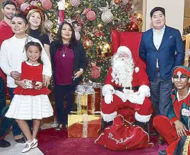  ??  ?? Santa is flanked by SSI Group president Anton Huang (right), SSI Group EVP Elizabeth Quiambao (left), MasterCard Philippine­s director of account management Jo-Ann Camacho and Central Square’s “Traditions of Christmas” merrymaker­s.