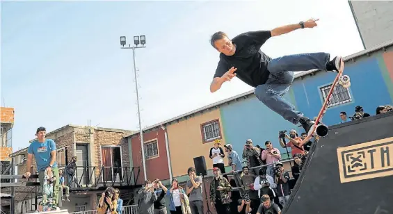  ?? NESTOR GARCIA ?? Desafío a la gravedad. A los 49 años, Hawk demuestra por qué sigue siendo el mejor skater del mundo.