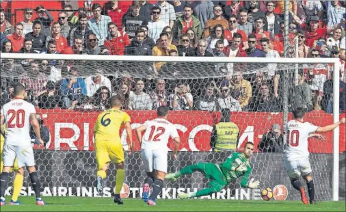  ??  ?? PROVIDENCI­AL. Sergio Asenjo, en el momento de detener el penalti ejecutado por Nasri.