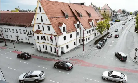  ?? Archivfoto: Marcus Merk ?? An der Kreuzung Augsburger Straße/Bahnhofstr­aße in Gersthofen geht es auch ohne Straßenbah­n schon eng zu.