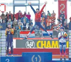  ??  ?? Gewonnen! Eisschnell­läuferin Martina Sablikova feiert WM-Platz eins über 5000 Meter. Die Konkurrenz applaudier­t eher unterkühlt.