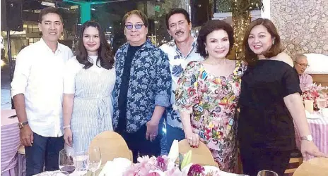  ??  ?? …with (from left) Vic and Pauleen, Joey de Leon and wife Eileen Macapagal…