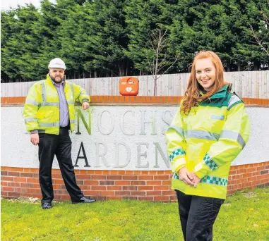  ??  ?? Life-savers Taylor Wimpey’s health and safety advisor, Deryck Schendel with Kaitlyn Mitchell of Bothwell and Uddingston Community First Responders.